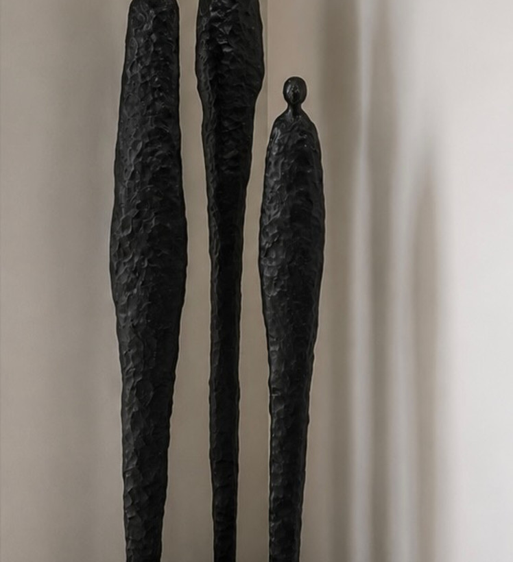 مجسمه آدمک کنار سالنی کبریتی خانواده